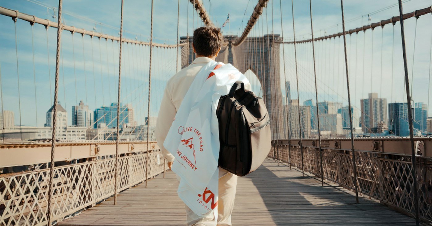 Aluno KNN atravessando a Ponte do Brooklyn em Nova York