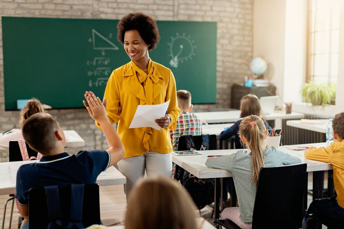 Professora com crianças em sala de aula